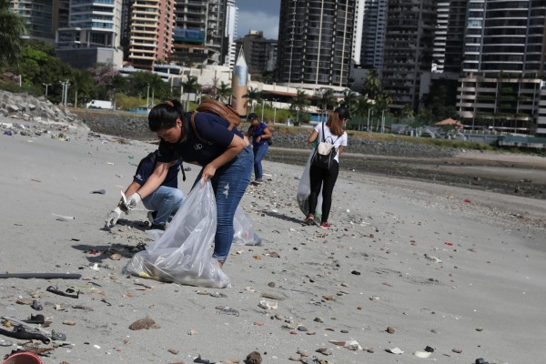 Limpieza de playa en la Cinta Costera