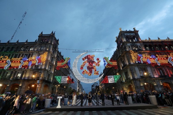 Ciudad de México ilumina el Zócalo por los 500 años de resistencia indígena