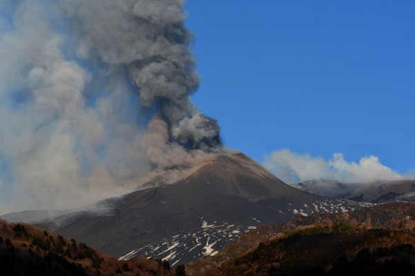 Fotografía de archivo del volcán Etna entrando en erupción desde el cráter sureste de Catania, Sicilia, Italia. en abril de 2021.