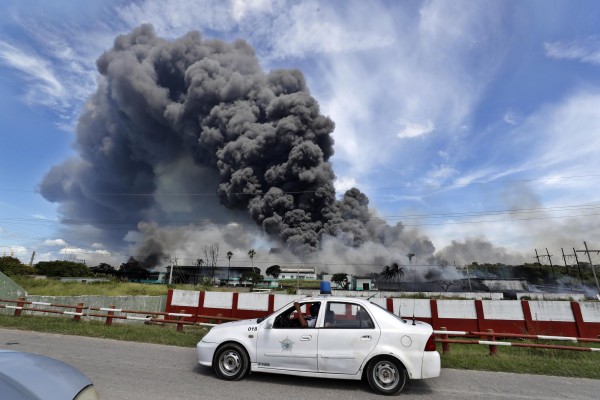 Incendio en zona industrial de Cuba se encuentra en una situación compleja y difícil