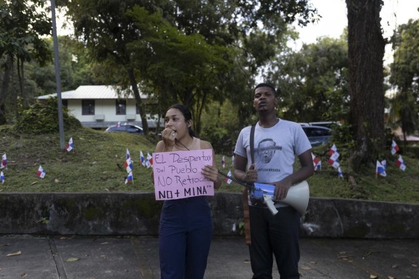 Estudiantes de la Universidad de Panamá protestan frente a la Corte Suprema de Justicia en rechazo a la Ley 406 de 2023 o contrato ley entre el Estado y Minera Panamá.