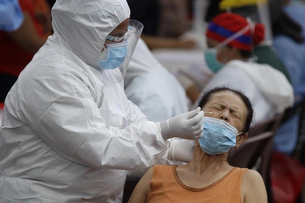 Una mujer se realiza una prueba de antígeno para determinar si es portadora del nuevo coronavirus.
