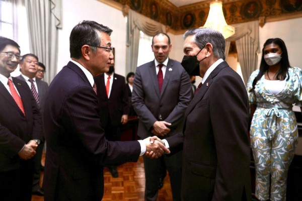 El presidente Laurentino Cortizo Cohen junto a Junichiro Ikeda, presidente de la Asociación de Dueños de Armadores de Buques de Japón. 