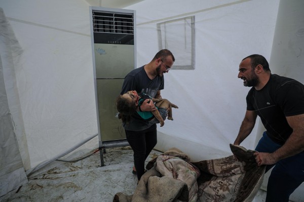 Foto de archivo de un hombre con el cuerpo de un niño en el hospital Al Shifa tras un ataque aéreo.