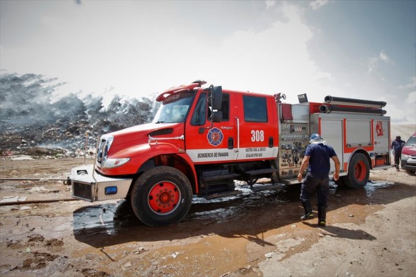 Incendio en el vertedero más grande de Panamá provoca una nube de humo tóxico