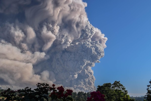 Espectacular columna de cenizas del volcán Sinabung
