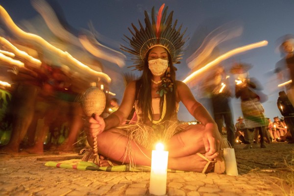 Grupos indígenas permanecen acampados en Brasilia en protesta contra Bolsonaro