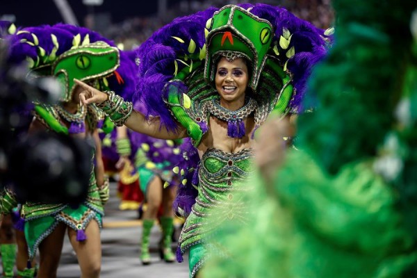 Brasil vibra al ritmo de la samba en su primer d&iacute;a de Carnaval