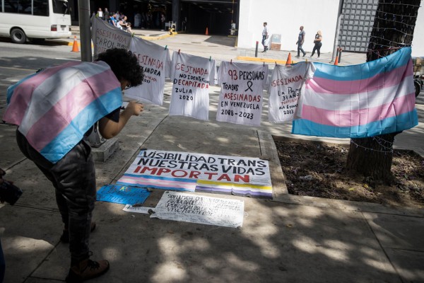 Fotografía de archivo fechada el 20 de noviembre del 2023 donde se observa a un grupo de personas manifestarse en defensa de derechos de las personas trans, en las inmediaciones del Ministerio Público, en Caracas (Venezuela).