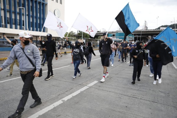 Universitarios transitando por las principales calles