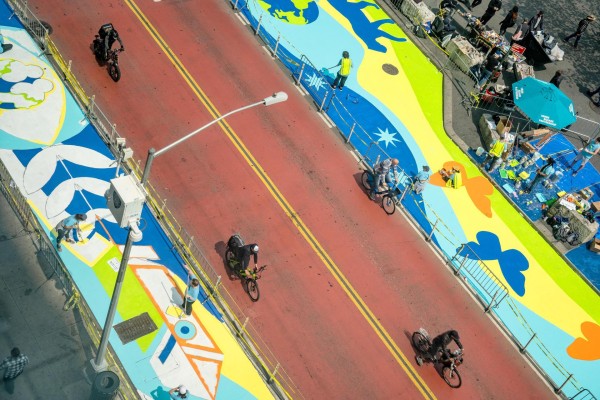 Un colorido mural con firma española llama a proteger la Tierra en el centro de Nueva York