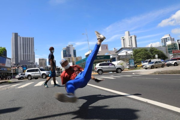 Panameños buscan el sustento en las calles a través del breakdance