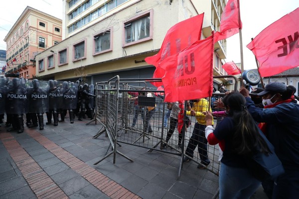 Obreros ecuatorianos protestan contra carestía y aumento de los combustibles; Policía reprime