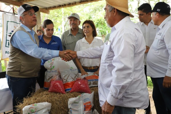 Augusto Valderrama, ministro de Desarrollo Agropecuario entrega insumos agropecuarios.