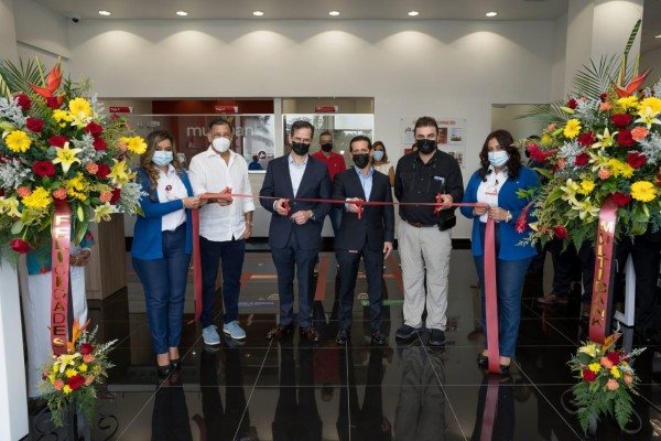 Momentos de la inauguración de la nueva sucursal de Multibank.