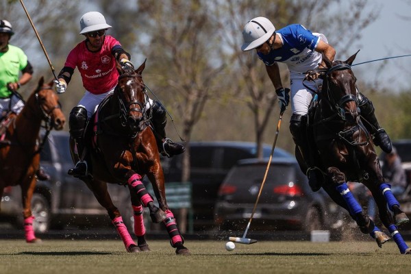 Jugadores se enfrentan en un partido de polo entre La Ellerstina y la Alegria, en Buenos Aires, Argentina.