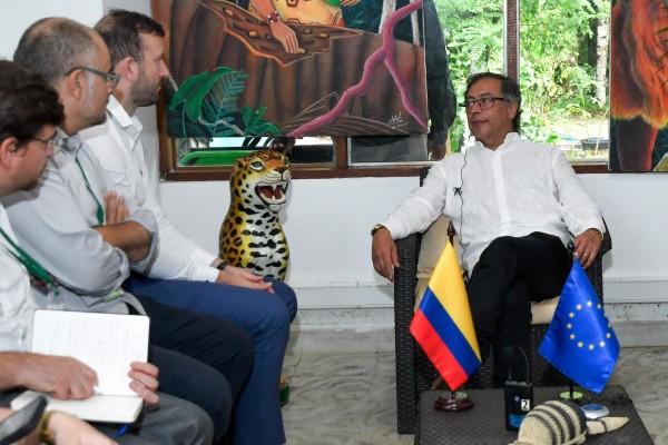 Fotografía cedida hoy por la Presidencia de Colombia que muestra al presidente Gustavo Petro (d) durante una reunión bilateral con el embajador de la Unión Europea en Colombia, Gilles Bertrand (2i), y el comisario europeo de Medioambiente, Virginijus Sinkevicius (3i), en Leticia, Amazonas (Colombia).