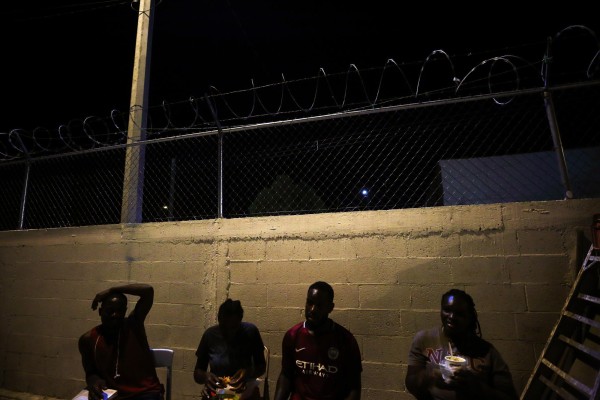 En esta foto 24 de julio del 2019, migrantes africanos están sentados en el albergue El Buen Pastor en Ciudad Juárez, México.