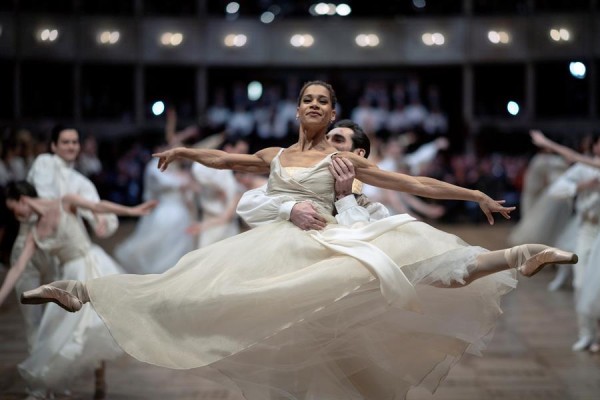 Bailarines se preparan para el Vienna Opera Ball