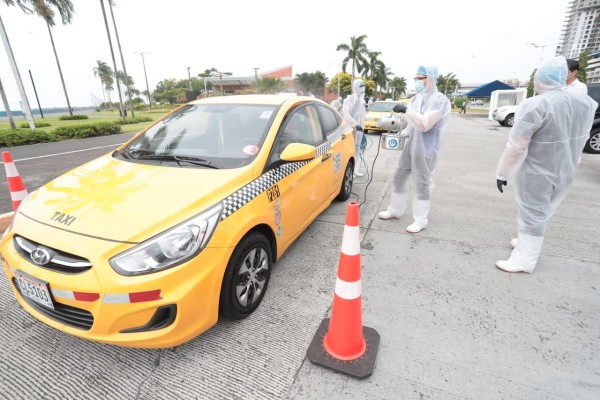 Desinfectan taxis para viajes seguros