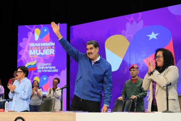 Fotografía cedida hoy por la oficina de Prensa del Palacio de Miraflores que muestra al presidente venezolano, Nicolás Maduro (c), durante un acto de Gobierno, en Caracas (Venezuela).