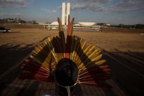 Grupos indígenas permanecen acampados en Brasilia en protesta contra Bolsonaro