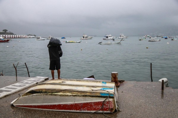 Vista general de las afectaciones debidas al paso de la tormenta tropical Narda este domingo, en el puerto de Acapulco