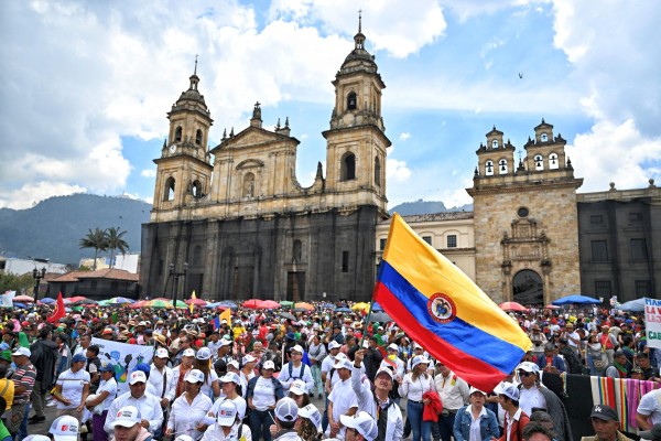 Con pañoletas, banderas, bastones de mando e instrumentos musicales, los indígenas se congregaron en la céntrica Plaza de Bolívar.