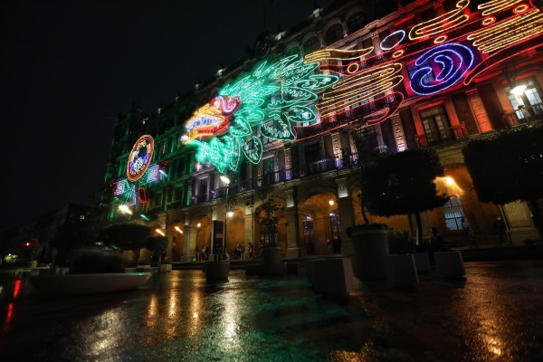 Ciudad de México ilumina el Zócalo por los 500 años de resistencia indígena