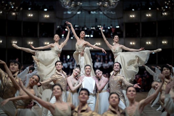 Bailarines se preparan para el Vienna Opera Ball
