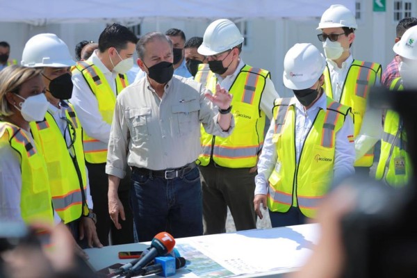 Laurentino Cortizo Cohen, presidente de Panamá junto a autoridades de Salud y empresa contratista del Hospital del Niño.