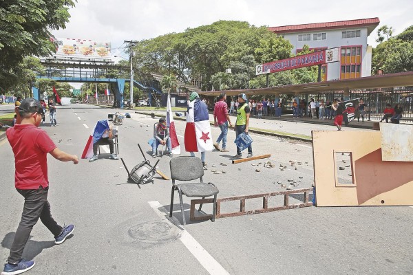 Universitarios volvieron a cerrar la vía Transístmica.
