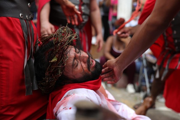 Jóvenes de Panamá Viejo recrean la Pasión de Cristo