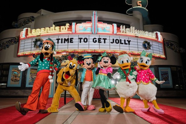 Mickey Mouse (3i), Minnie Mouse (3d) y sus amigos Goofy (i), Pluto (2i), Pato Donald (2d) y la pata Daisy (d).