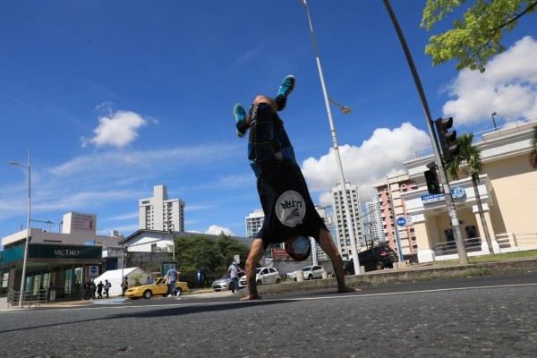 Panameños buscan el sustento en las calles a través del breakdance