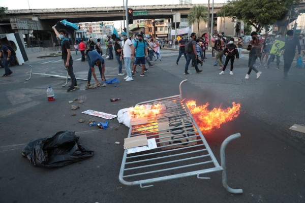 Los manifestantes incendiaron algunos objetos en medio de la calle.