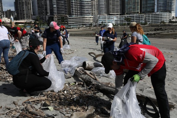 Limpieza de playa en la Cinta Costera