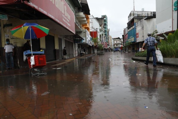 Las lluvias no paran el comercio golpeado por la covid-19