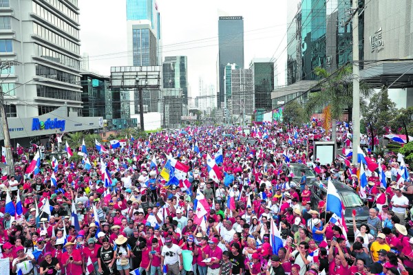 Los jóvenes volvieron a la calle 50, pero esta vez para celebrar.