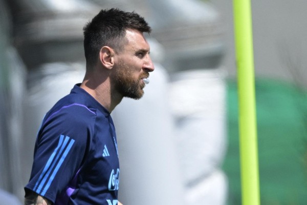 Messi ‘está bien, se está entrenando. Tomaremos la decisión mañana (martes). Si está bien, jugará, que es lo que todos queremos’, dijo Scaloni.