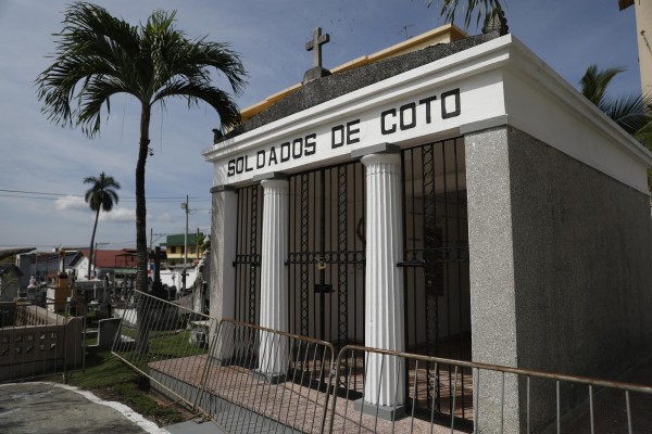 Flores y dolientes en los cementerios de Panamá por el Día de los Difuntos