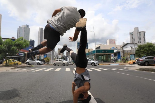 Panameños buscan el sustento en las calles a través del breakdance