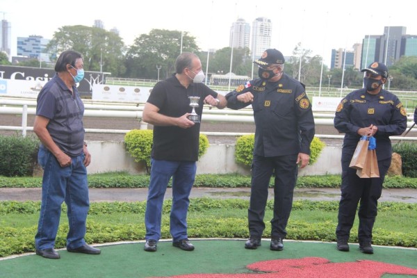 El Coronel Abdiel Solís hace entrega de la copa al Dr. Monty Motta