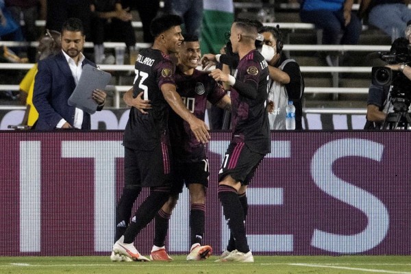 Orbelín Pineda (c) de México celebra un gol ante Guatemala hoy, en un partido de la Copa Oro en el estadio Cotton Bowl en Dallas (EE.UU.).