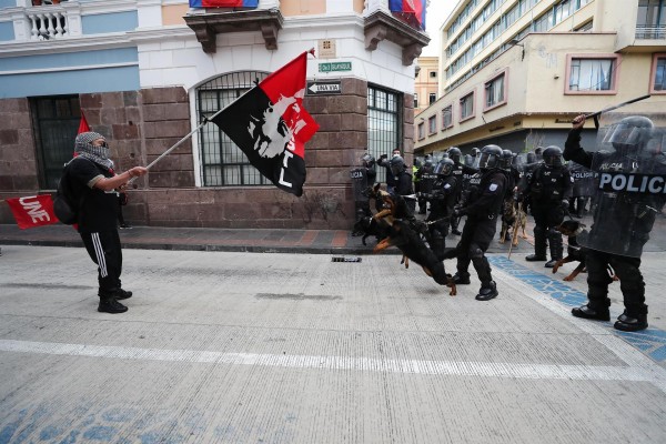 Obreros ecuatorianos protestan contra carestía y aumento de los combustibles; Policía reprime
