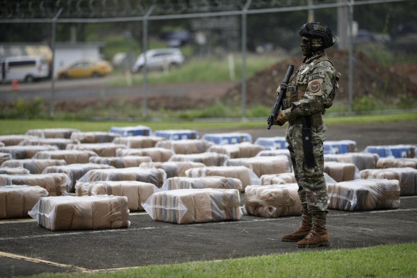 Agentes del Servicio Nacional Aeronaval (Senan) muestran paquetes de droga decomisados en tres operaciones de las últimas 48 horas, hoy, en Ciudad de Panamá (Panamá).
