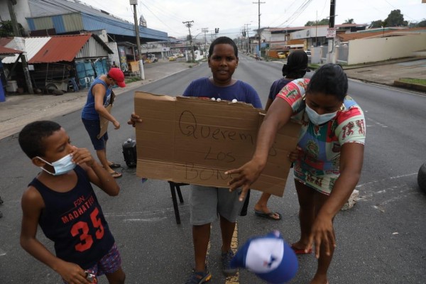 Panameños salen a las calles exigiendo al Gobierno bonos y bolsas de comida