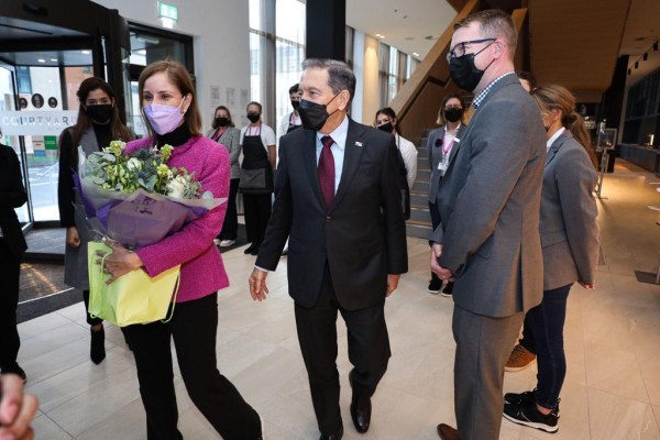 Laurentino Cortizo, presidente de Panamá (c) camina junto a su esposa Yazmín Colón de Cortizo (i) en Glasgow, Escocia.