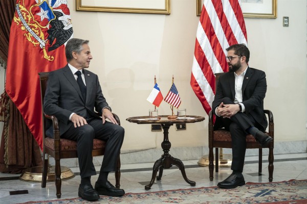 Fotografía cedida por la Presidencia de Chile del presidente, Gabriel Boric (d), junto al secretario de Estado de Estados Unidos, Antony Blinken, durante una reunión hoy, en el Palacio de La Moneda, en Santiago (Chile)