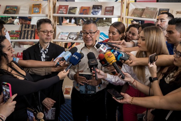 Ernesto Villegas, ministro de Cultura de Venezuela, habla junto a Juan David Correa (izq.), ministro de Cultura de Colombia, durante una rueda de prensa en la Feria Internacional del Libro de Caracas.